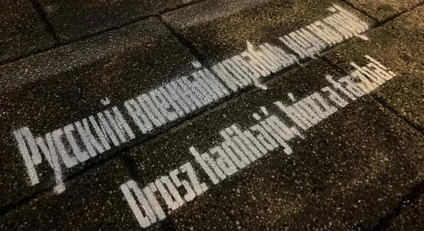 Békepárti üzeneteket fújtak fel a Békemenet útvonalára, előállították a kutyapárti aktivisákat