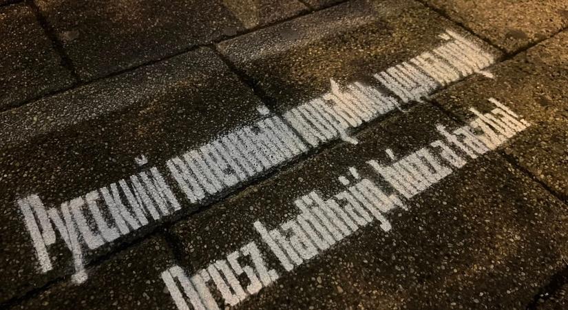 Előállítottak három kutyapártos aktivistát, amiért békepárti üzeneteket fújtak fel a Békemenet útvonalára