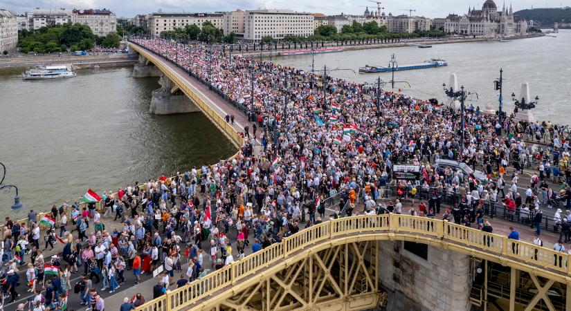 Varga Judit üzent a Békemenetre tartóknak