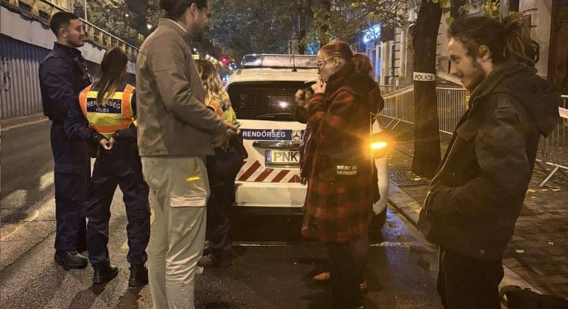Előállították a Kutyapárt három aktivistáját, mert üzeneteket festettek a Békemenet útvonalára