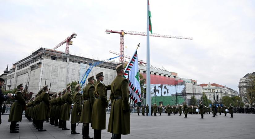 Felvonták a nemzeti lobogót az Országház előtt