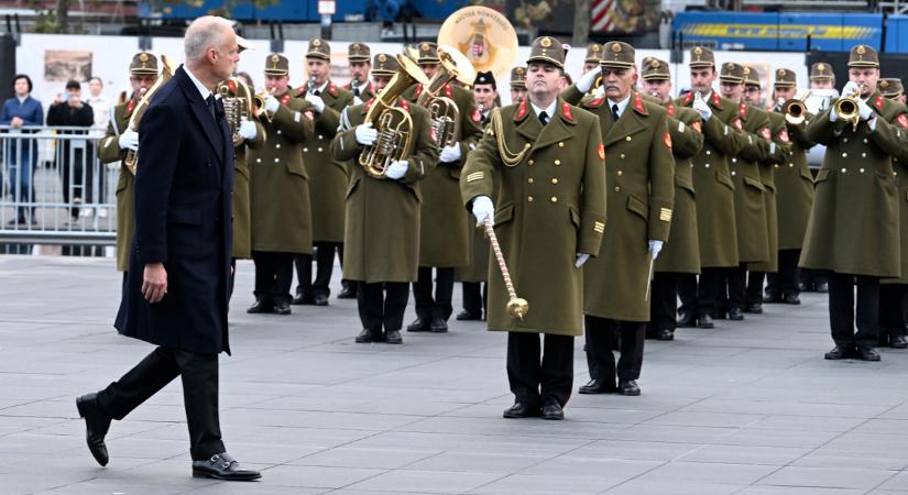 Október 23. - Felvonták a nemzeti lobogót az Országház előtt