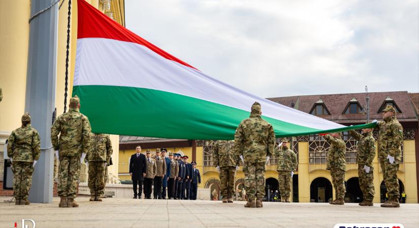Felhúzták az ünnepi zászlót Debrecenben