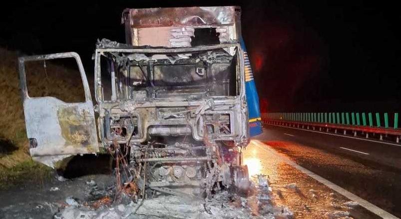Menet közben kigyulladt egy üdítőitalt szállító teherautó