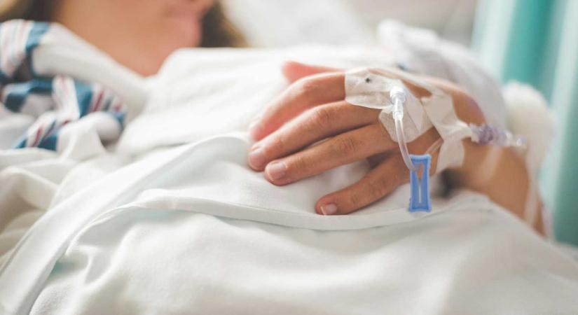 Pánikgomb kötelező minden kórházi kórteremben – Kihirdette az államfő az Alexandra-törvényt