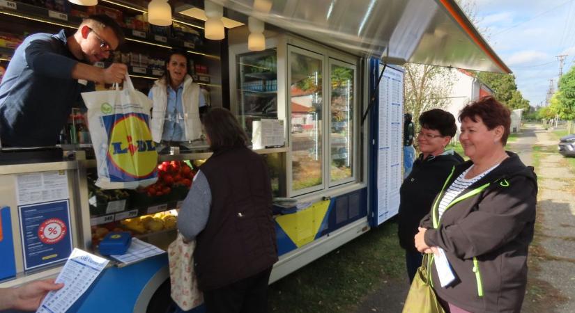 A Lidl mozgóbolt a legkisebb faluba is eljut, belestünk a raktárkamionba, nézzen velünk körül ön is! - videó