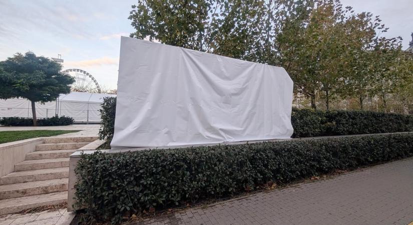 Rejtélyes, ponyvával letakart óriásplakátok várják a Tisza szimpatizánsait a Nemzeti Menet gyülekezőjének helyszínén