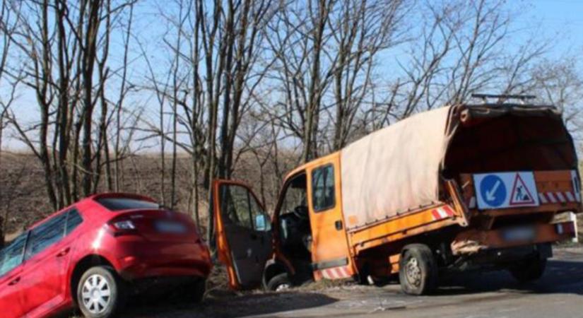 Letarolta a közútkezelő autóját és a munkást is a figyelmetlen sofőr