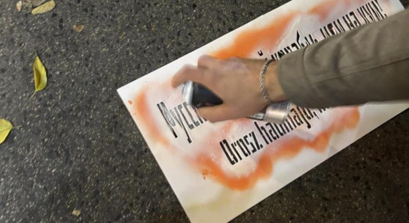 Rongálás gyanújával eljárás indult a kutyapárti passzivisták ellen, akik háborúellenes feliratokat fújtak a járdára a Békemenet útvonalán