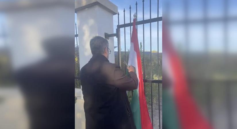 Hadházy Ákos lyukas zászlót tett Hatvanpuszta kerítésére
