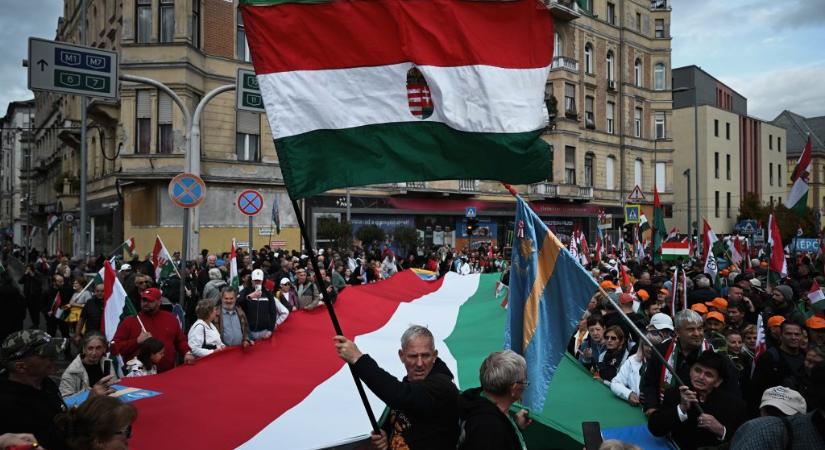 Nagy Feró villamossal megy a Békemenetre