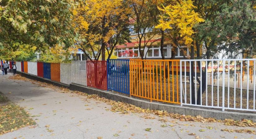 Megszépült a sárberki iskola - színes kerítés és falevélmentes udvar várja a tanulókat