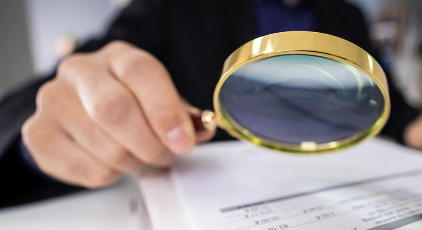 Az auditorokon a sor