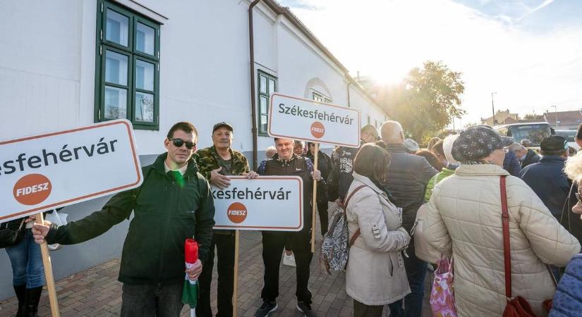 Így indultak a Békemenetre Székesfehérvárról (képekkel, videóval)