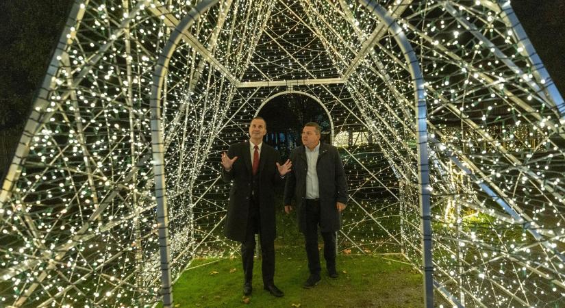 Mesébe illő fényfalu nyílt Zalában – ilyen még nem volt Magyarországon, ezt neked is látnod kell! (galéria, videó)