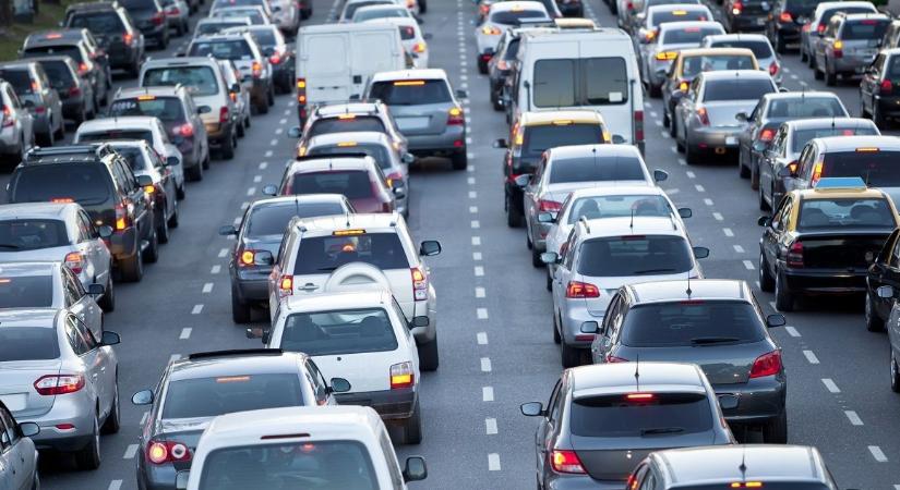 Baleset és nézelődés miatt beállt az M3-as autópálya