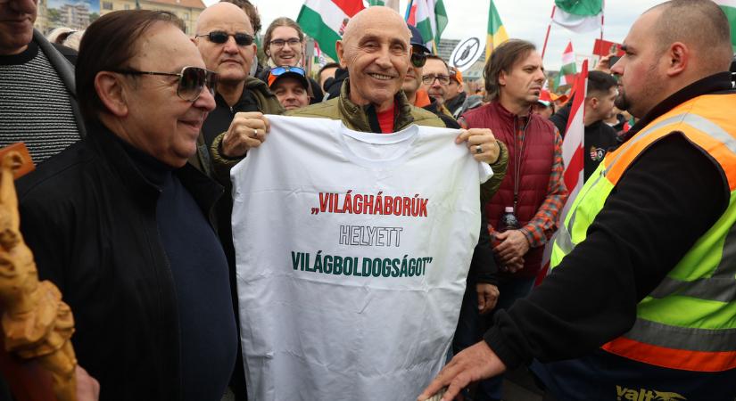 Így üzent Pataky Attila a Békemeneten: Világháborúk helyett világboldogságot!