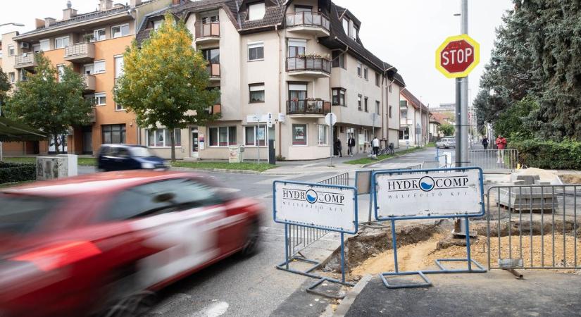 Elképesztő, még a stoptáblát sem veszik figyelembe ebben az utcában, pedig nagyon balesetveszélyes - Ön mint gondol? (galéria, videó)