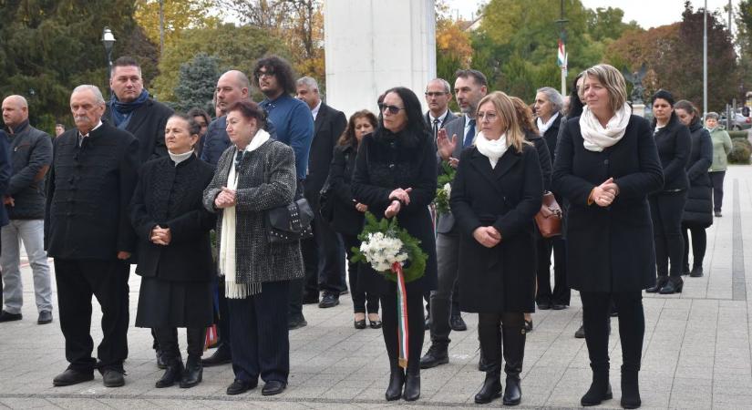 „Ez örökérvényű üzenet” – ’56 hőseire emlékeztek Karcagon