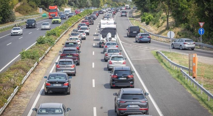 Az M3-ason ma a türelem az üzemanyag - katasztrófaturisták miatt több kilométeres a sor