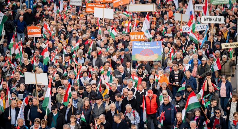 Elözönlötték Budapestet a Békemenet résztvevői: mutatjuk az óriási tömeget