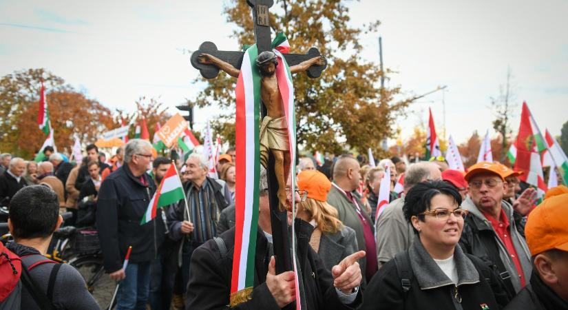 Hollik István szerint már most többen vannak a Békemeneten, mint Magyar Péter még el sem kezdődött felvonulásán