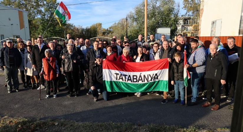 Népes csoporttal veszi ki a részét Komárom-Esztergom a Békemenetből fotók, videó