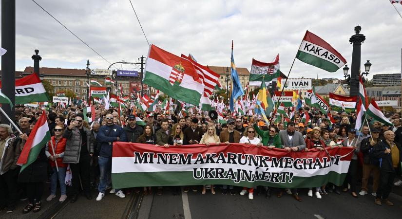 Üzent a tömeg a Békemeneten: Nem akarunk meghalni Ukrajnáért!