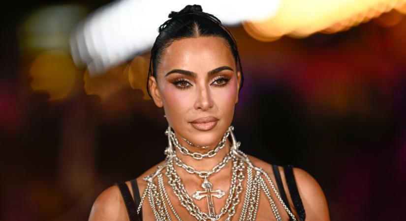 Kim Kardashian bőrfűzős ruhája mindent vitt Londonban – mutatjuk a fotót