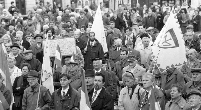 Régi fotók bukkantak elő Pécsről – így emlékeztek október 23. hőseire 30 éve (GALÉRIA)