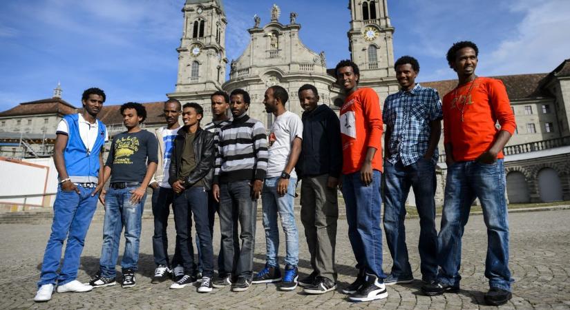 Elegük lett a svájciaknak a náluk elvileg menedéket kérő, de közben külföldre császkáló migránsokból, odacsapnak az asztalra