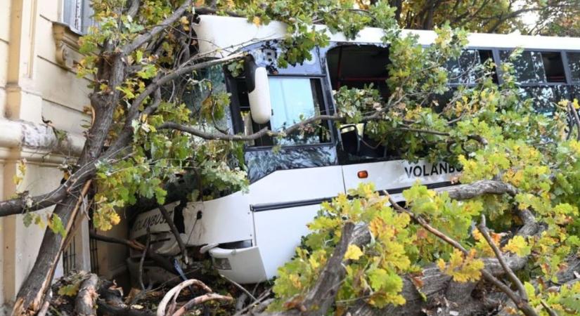 Iskola falának csapódott egy busz Szolnokon, a helyszínre mentőhelikopter is érkezett