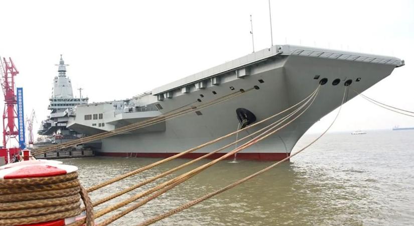Amerika most tényleg elkezdhet félni: Kína megépíti a világ legnagyobb anyahajóját, az USS Gerald Ford elbújhat a Type 004 mellett – műholdfotókon a szörnyeteg