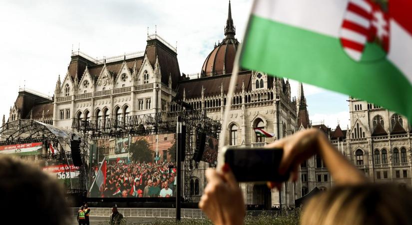 „Higgyetek abban, hogy részesei vagytok a történelemnek” – megjelent néhány részlet Magyar Péter délutáni beszédéből
