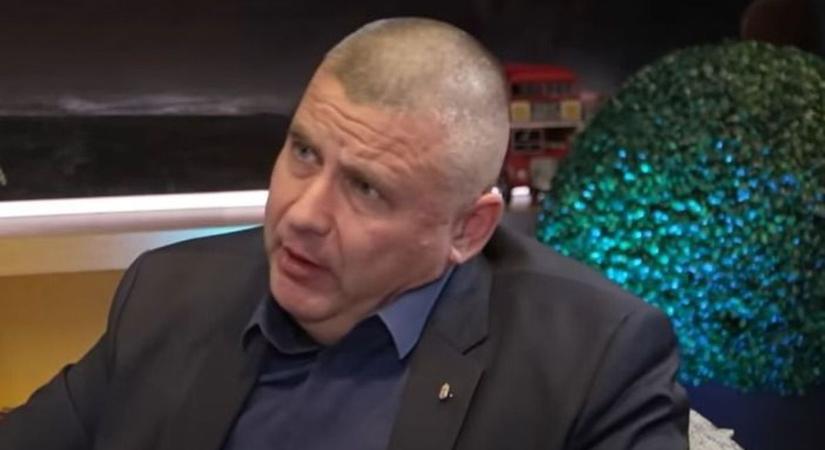 A bátor, akit a hátsó kijáraton loptak ki, mivel összeszarta magát a rá váró újságíróktól