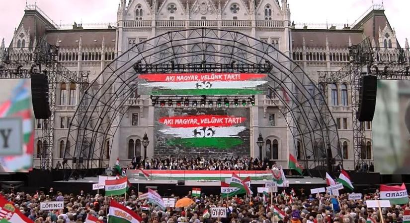Békemenet 2025: megérkezett a tömeg a Kossuth térre