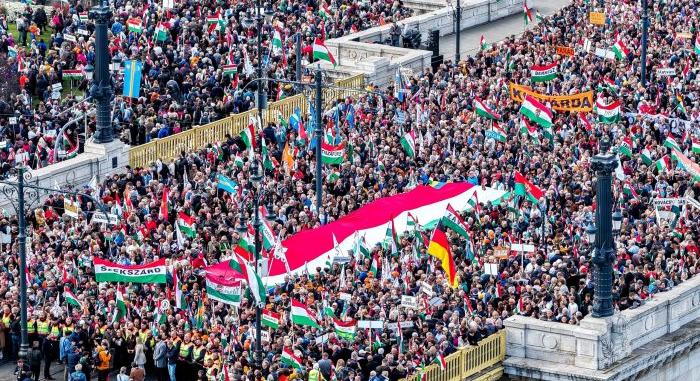 Orbán Viktor beszédet mond a Békemeneten – ÉLŐ!