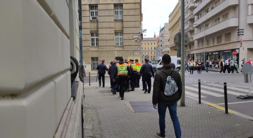 Volt valami balhé, valtonos kísérettel rendőrök vezettek ki valakit a Békemenetről