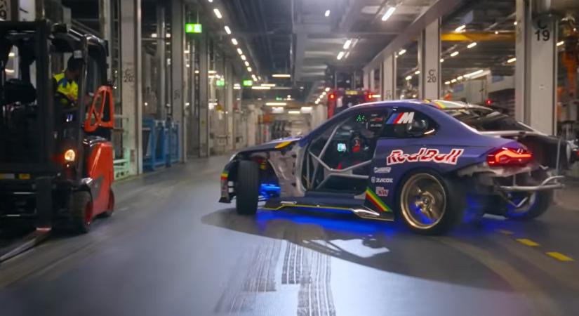 Videón, ahogy egy 1000 lóerős M2-vel driftelnek a BMW müncheni gyárában