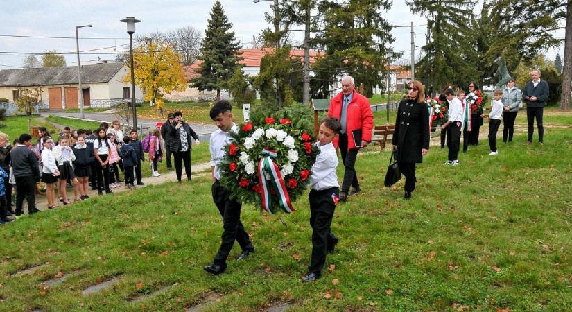 „Összefogott idős és fiatal” – így emlékeztek az 1956-os hősökre Bélapátfalván és Egerbocson