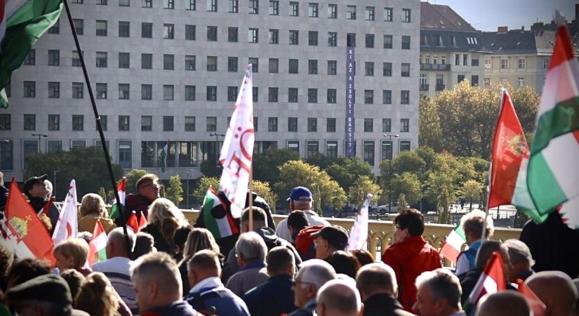 „Ki az a Zsolti bácsi?” – molinót lógattak ki a momentumosok a Békemenet résztvevőinek