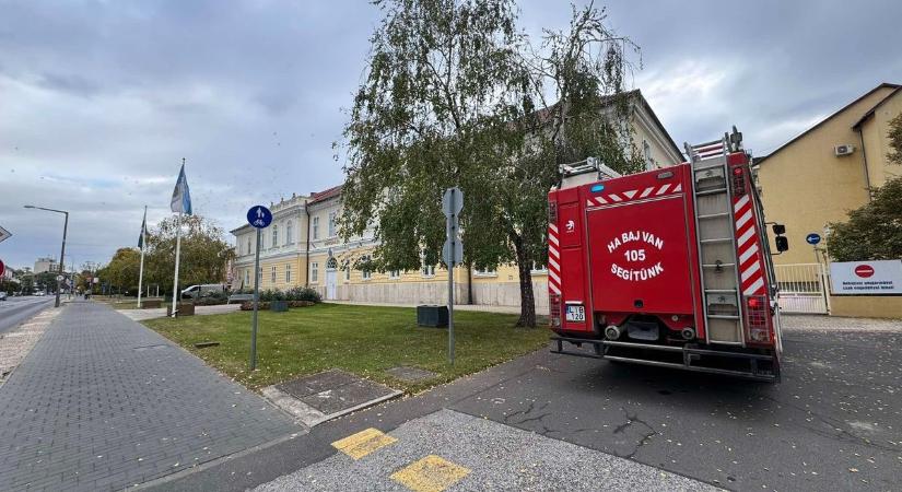 Nagy volt az ijedtség Hajdúszoboszlón! Tűzoltó sietett a polgármesteri hivatalhoz – fotókkal, videóval
