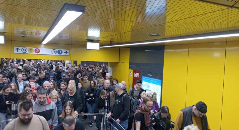 Olyan sokan tartanak a Nemzeti Menetre, hogy a Deák téri metróból csak lépésben lehet felszínre jutni