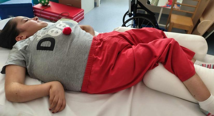„Autó nélkül végünk van” – Cintiáért önzetlenül küzdenek a nevelőszülei