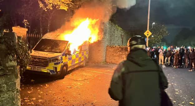 Bevándorlásellenes tüntetések törtek ki Dublinban: a tömeg a rendőrökre támadt