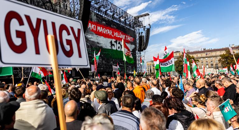Elkezdődött Orbán Viktor beszéde a Kossuth Lajos téren – kövesse élőben!