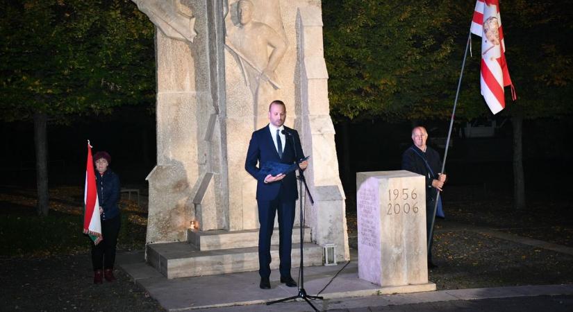 Keszthely lángoló tisztelete: fáklyás felvonulással emlékeztek az ’56-os hősökre