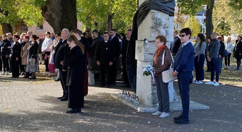 Dombóvár méltón emlékezett az 1956-os forradalom hőseire (képgaléria)