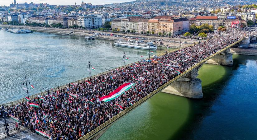 Így vonultak a Békemenet résztvevői a Kossuth térre – galéria