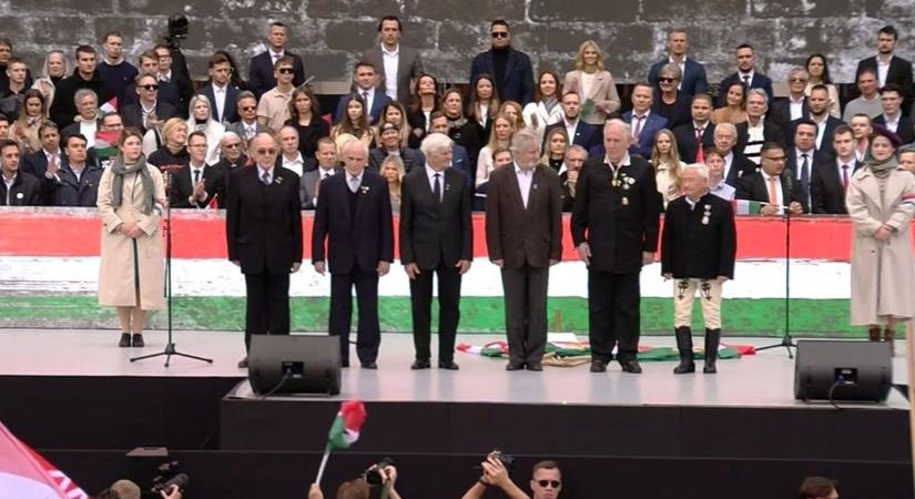 '56-os hazafiak álltak ki a Kossuth téri színpadra Orbán Viktor beszéde előtt